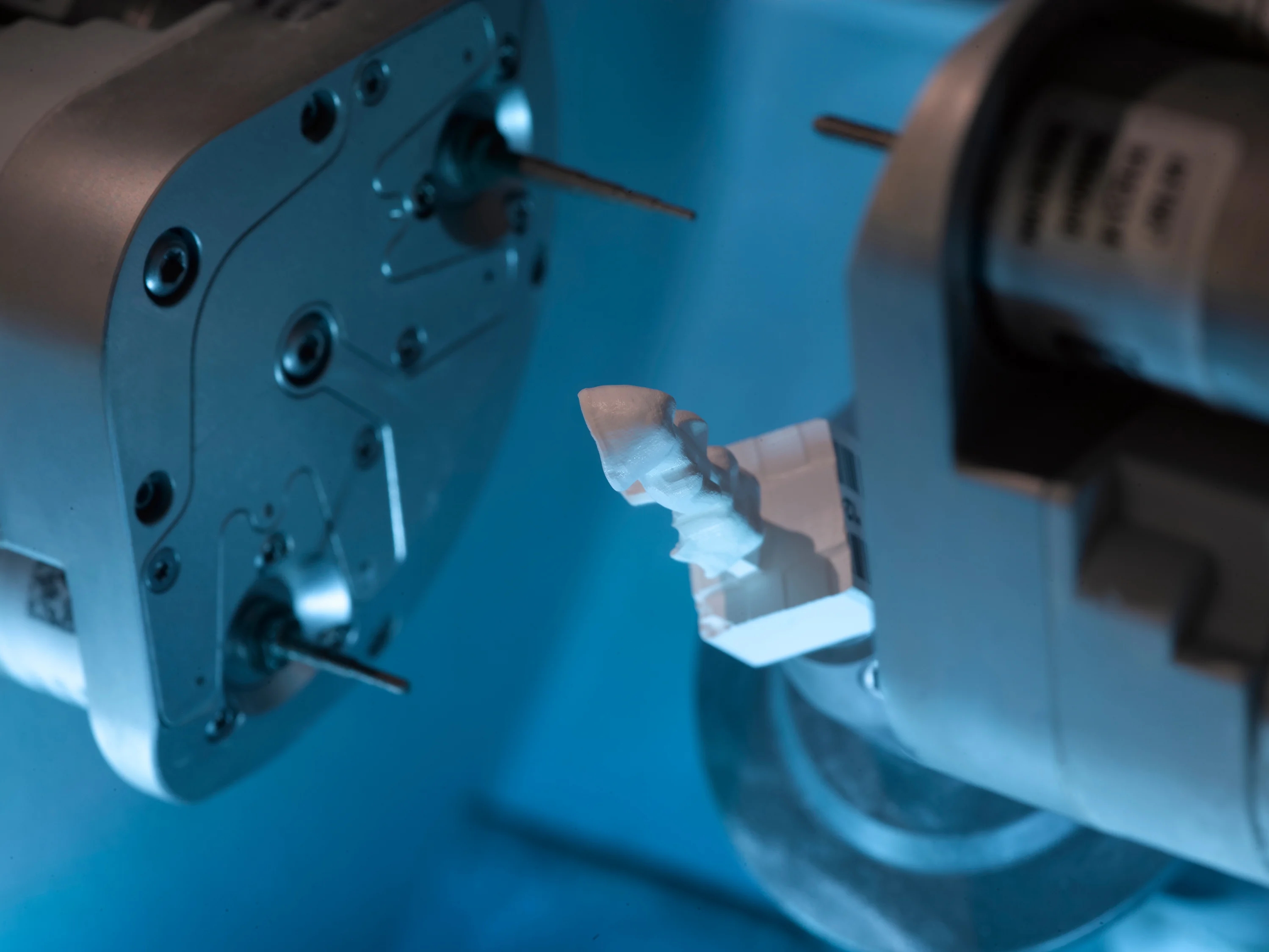 CAD/CAM-Fräsmaschine fertigt eine Zahnrestauration